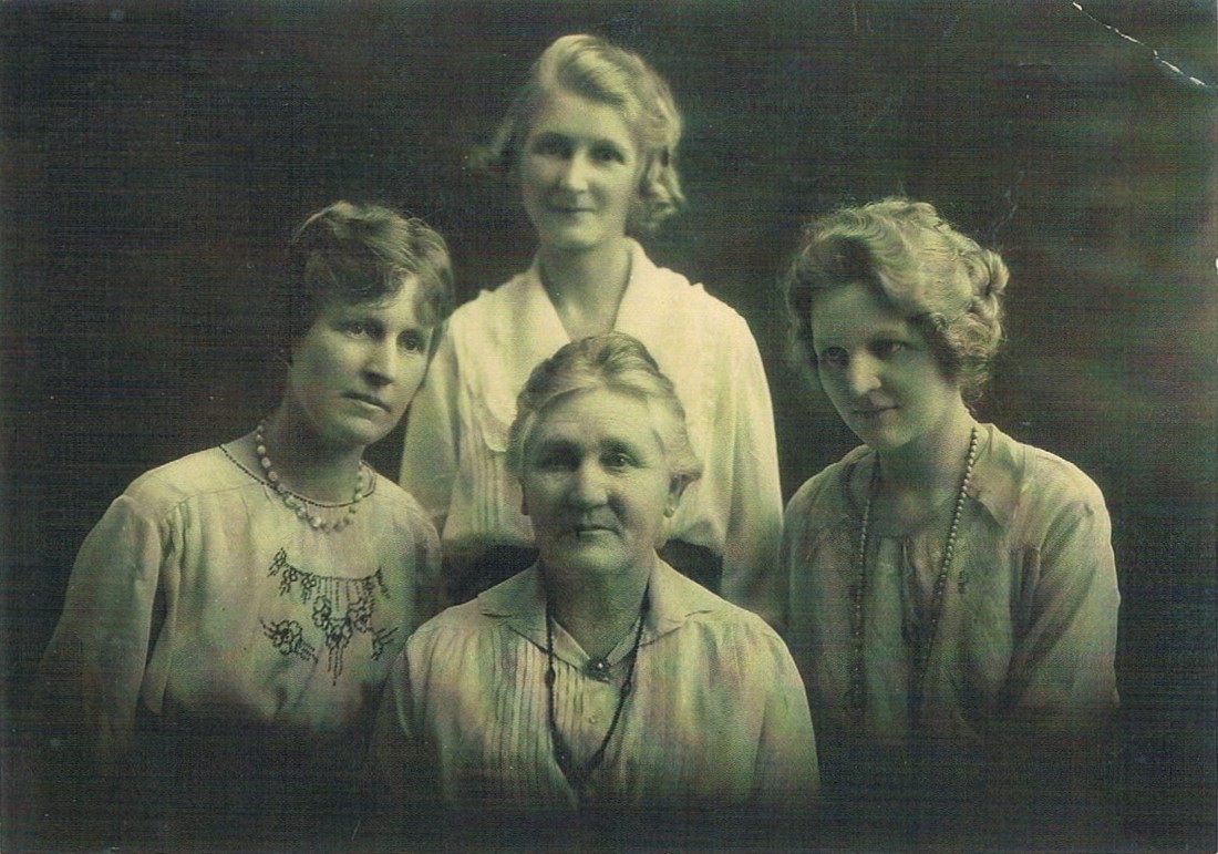 Ellen Ash (front centre) and possibly daughters Ada, Beena and Amanda Myrtle 